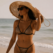 Forplay gouden rhinestone triangle bikini met zwarte bies, frontaal gedragen op het strand met strohoed