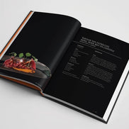 Open binnenwerk van Let’s MissBehave met receptpagina voor tartaar en gerechtfoto op donkere pagina’s
