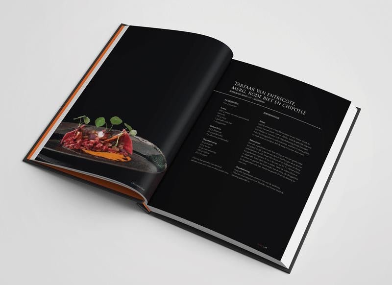 Open binnenwerk van Let’s MissBehave met receptpagina voor tartaar en gerechtfoto op donkere pagina’s