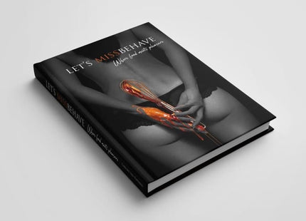 Gesloten hardcover van Let’s MissBehave met zwarte cover, titel en oranje garde in beeld
