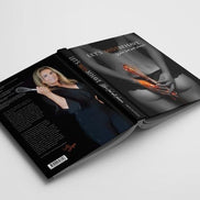 Hardcover mockup van Let’s MissBehave met voorzijde, rug en achterzijde met Carlijne van Popering zichtbaar