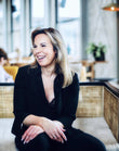 Schrijfster Carlijne van Popering lachend in zwarte outfit, portret bij Let’s MissBehave