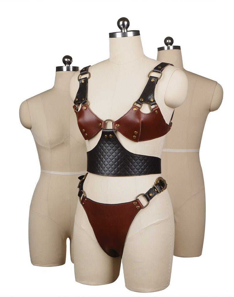 Combinatie van bustier en leren slip op paspop tussen twee lege torsovormen