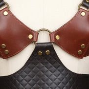 Middenstuk van de bustier met ring, klinknagels en contrasterend leer