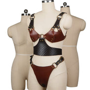 Drie paspoppen met de leren bustier en een slip op de middelste paspop
