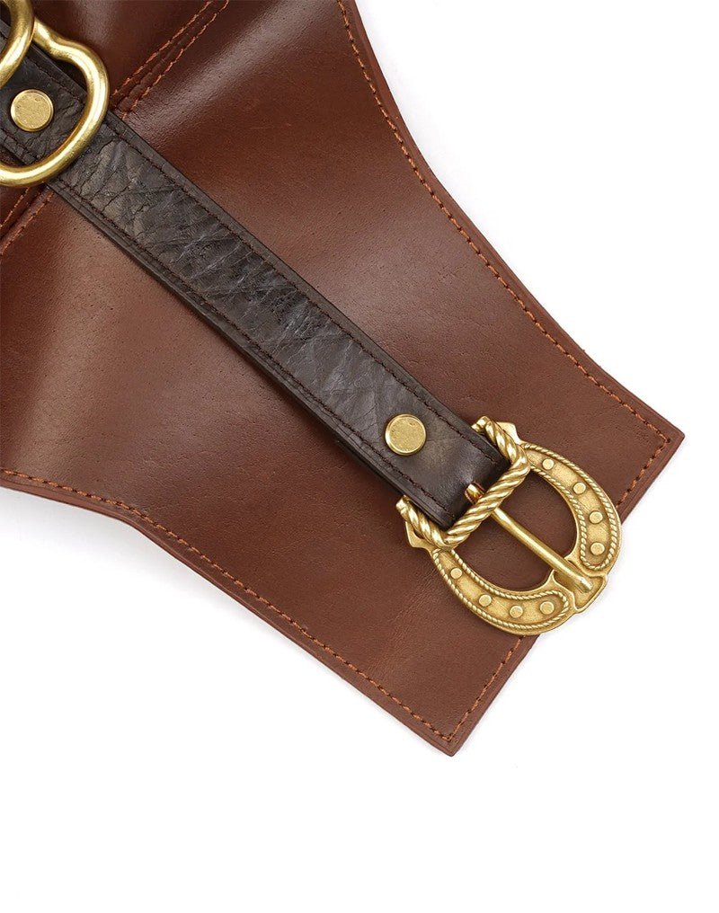 Detail van de goudkleurige gesp op de bruine tailleriem
