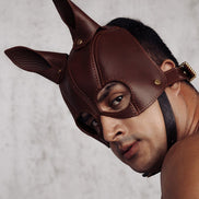 Model met bruin Equestrian-masker en open ooguitsparingen