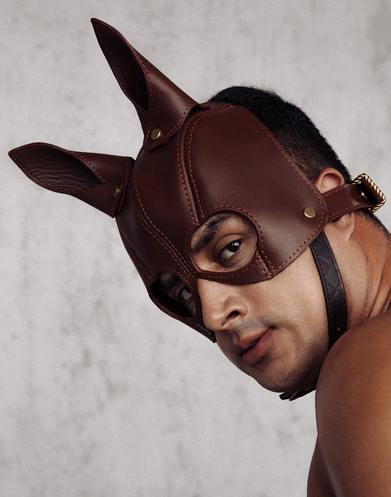 Model met bruin Equestrian-masker en open ooguitsparingen