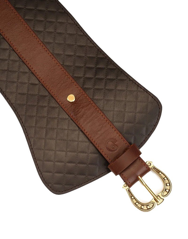 Detail van donker leer met reliëf, bruine riem en goudkleurige gesp