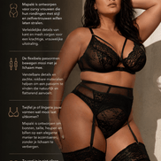 Mapalé grote maten lingerie in zwart kant met jarretels en kousen, gedragen door curvy model naast pasvormtekst