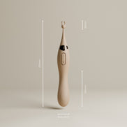 Odes Duo G-spot en clitoris vibrator in taupe met maatlijnen voor lengte, diameter en kleine stimulator