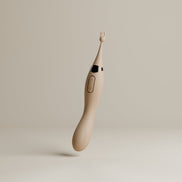 Odes Duo G-spot en clitoris vibrator in taupe, zwevend gefotografeerd met gebogen vorm en kleine stimulator