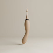 Odes Duo vibrator in taupe vanuit zijaanzicht, met gebogen G-spot vorm en subtiele clitorisstimulator zichtbaar