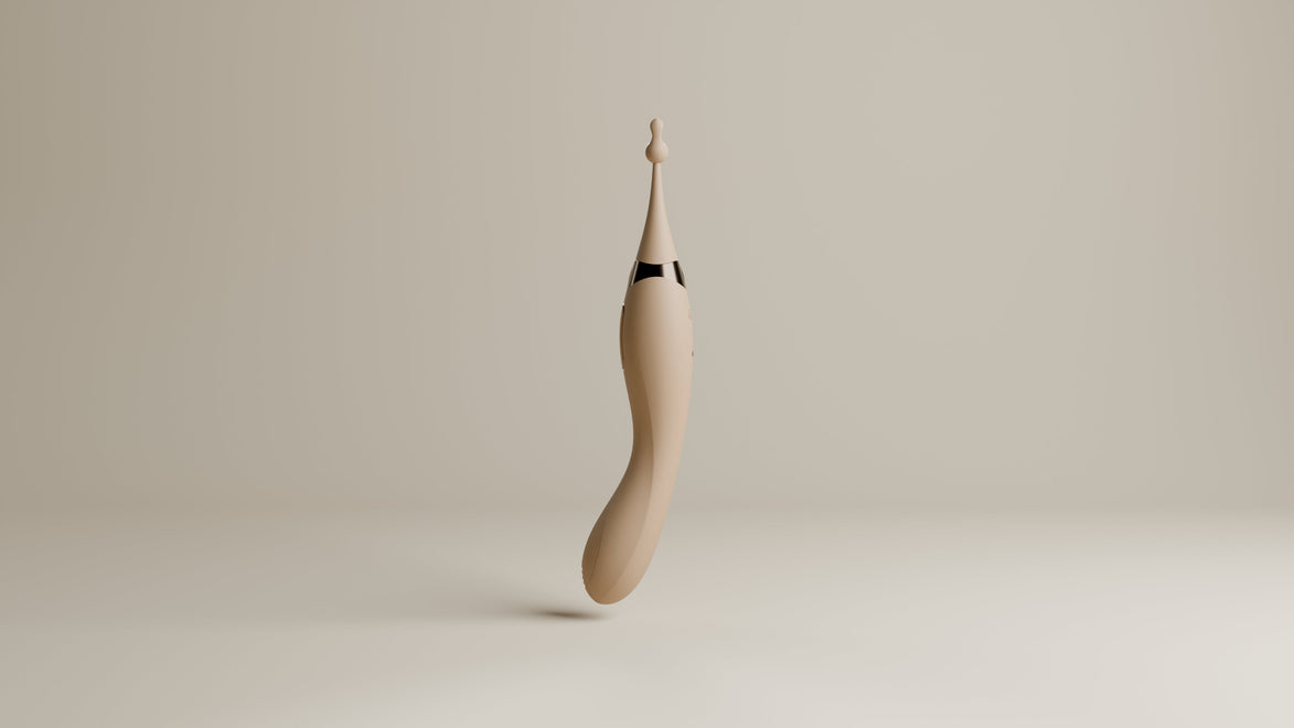 Odes Duo vibrator in taupe vanuit zijaanzicht, met gebogen G-spot vorm en subtiele clitorisstimulator zichtbaar