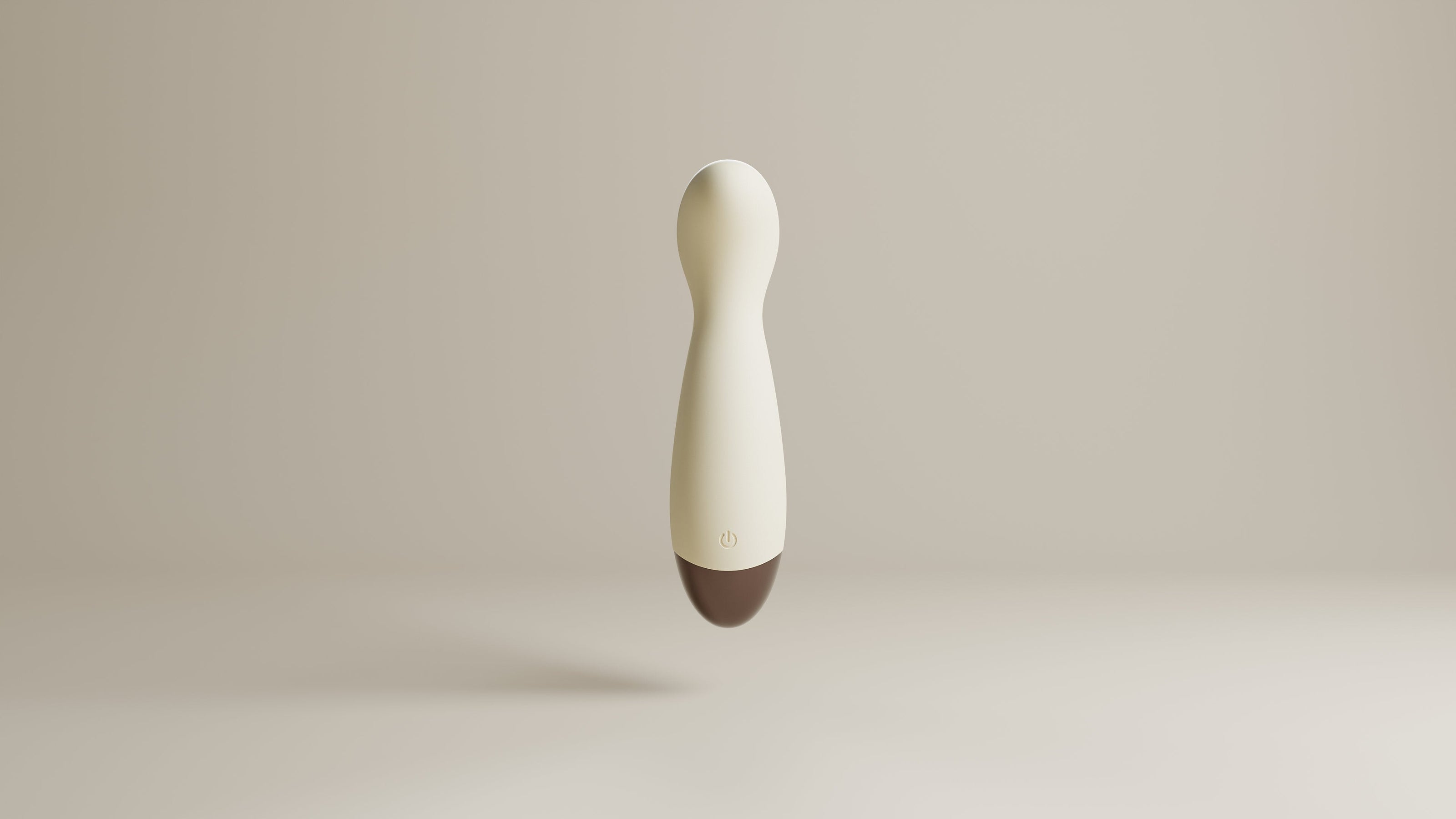 Beige mini wand vibrator frontaal gefotografeerd, met slanke body, ronde kop, powerknop en bruine basis