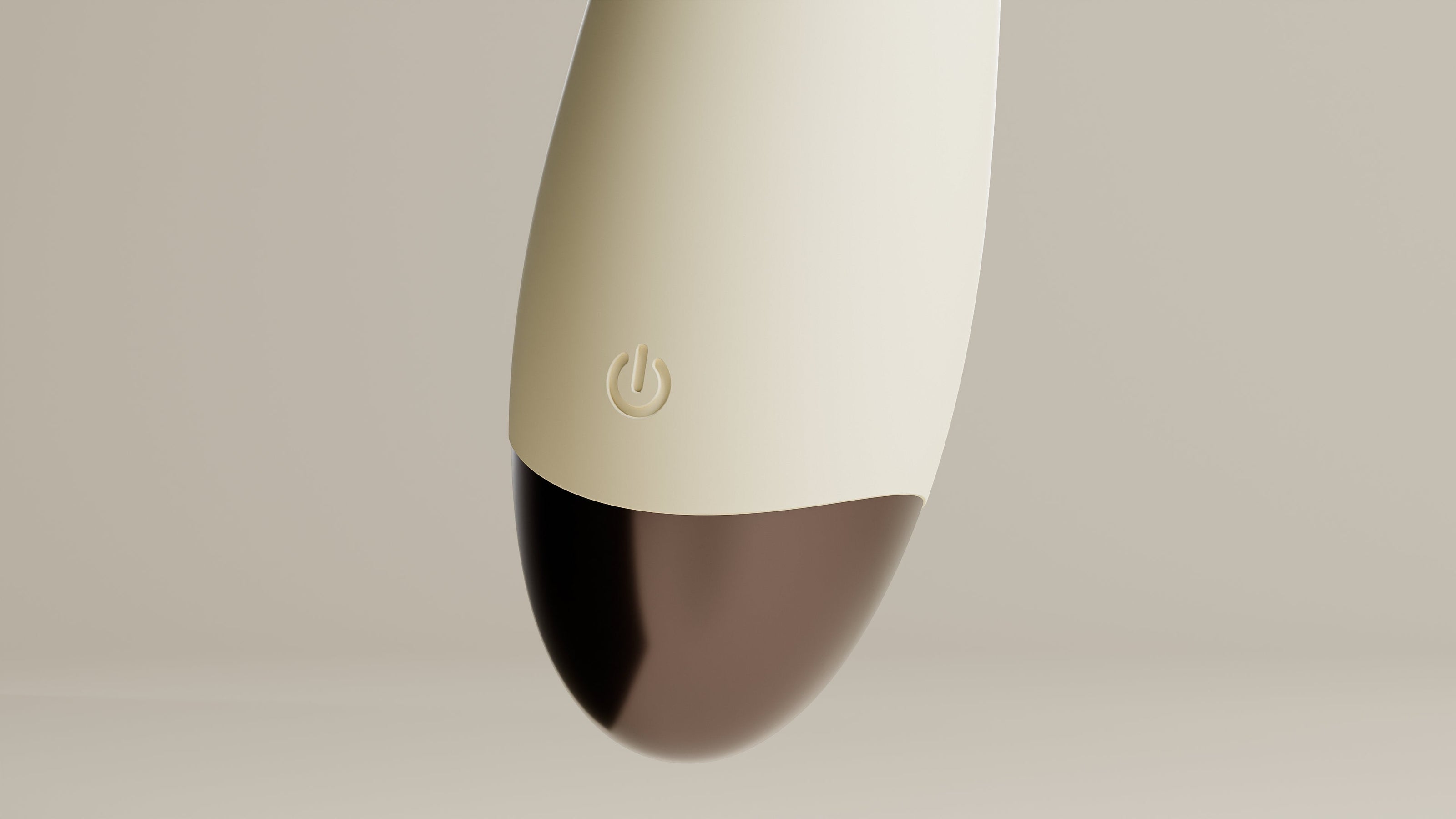 Detail van Odes Ease Mini Wand Vibrator met beige body, subtiele powerknop en glanzende bruine onderzijde