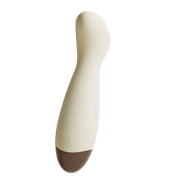 Beige Odes Ease mini wand vibrator in schuin vooraanzicht met afgeronde kop, slanke handgreep en bruine basis.
