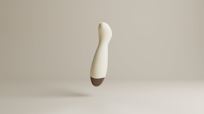 Odes Ease Mini Wand Vibrator in beige, schuin zwevend met afgeronde kop, powerknop en bruine onderzijde