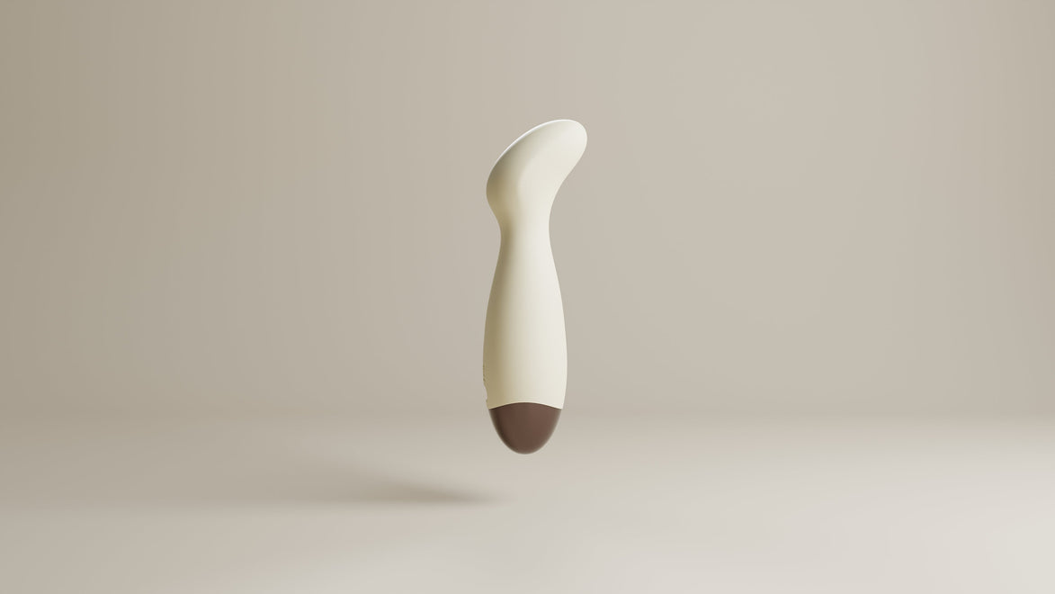 Beige Odes Ease mini wand vibrator in glad zijaanzicht, met gebogen kop en donkere afgeronde basis