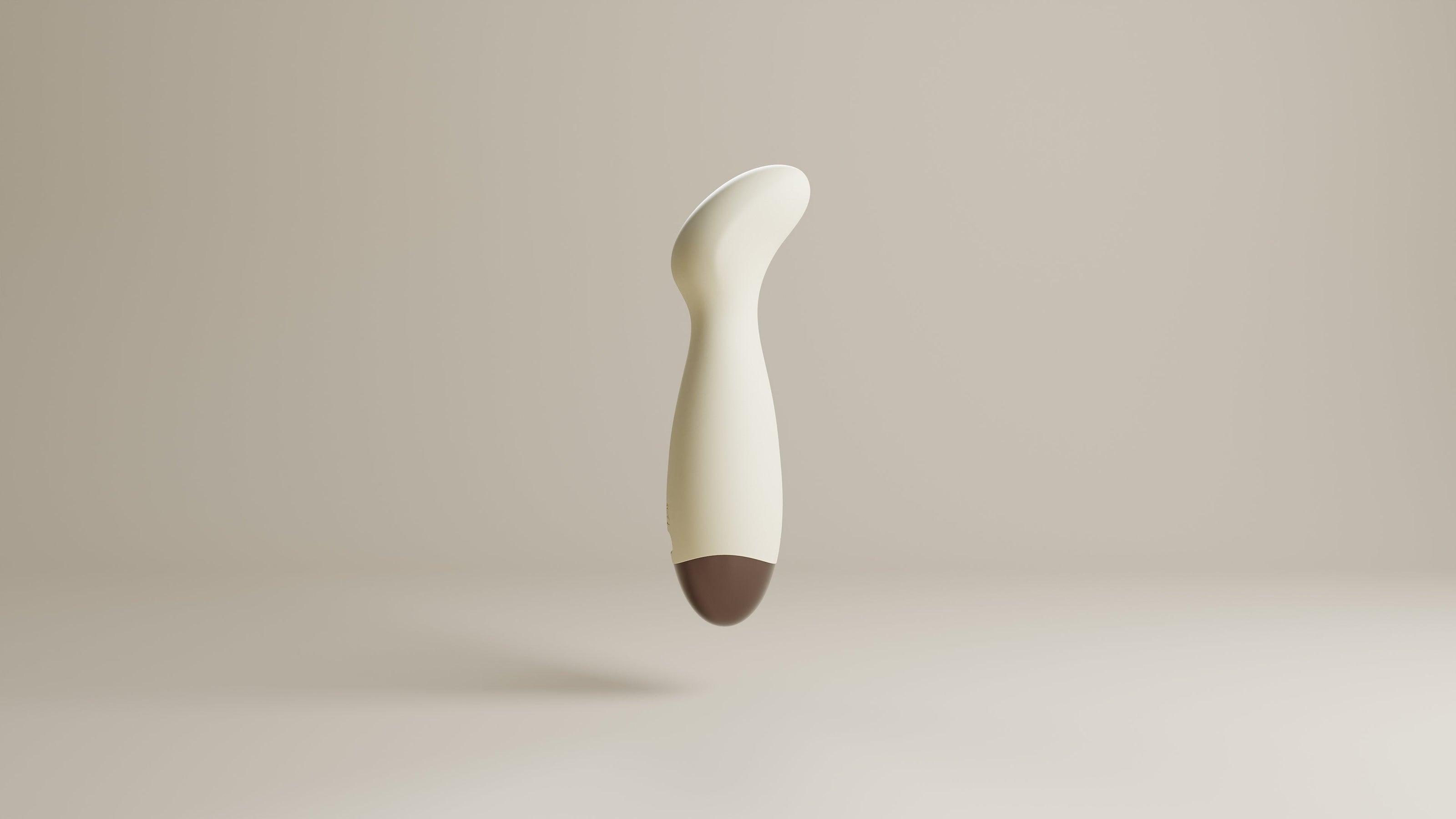 Beige Odes Ease mini wand vibrator in glad zijaanzicht, met gebogen kop en donkere afgeronde basis