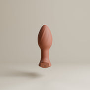Odes Euphora buttplug in terracotta, frontaal zwevend gefotografeerd met afgeronde top en brede basis