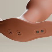 Close-up van terracotta Odes Euphora buttplug met bedieningsknoppen, laadpunten en zachte matte afwerking