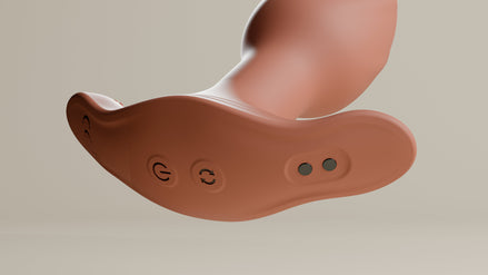 Close-up van terracotta Odes Euphora buttplug met bedieningsknoppen, laadpunten en zachte matte afwerking