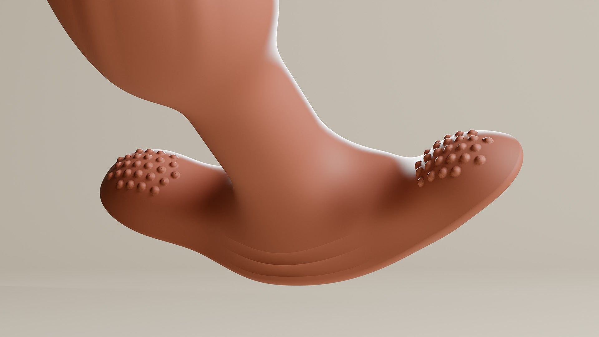 Terracotta roterende buttplug met geribbelde zijvlakken op de brede basis, close-up van de onderzijde