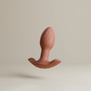 Odes Euphora vibrerende buttplug in terracotta, schuin van voren met brede basis en afgeronde plugvorm