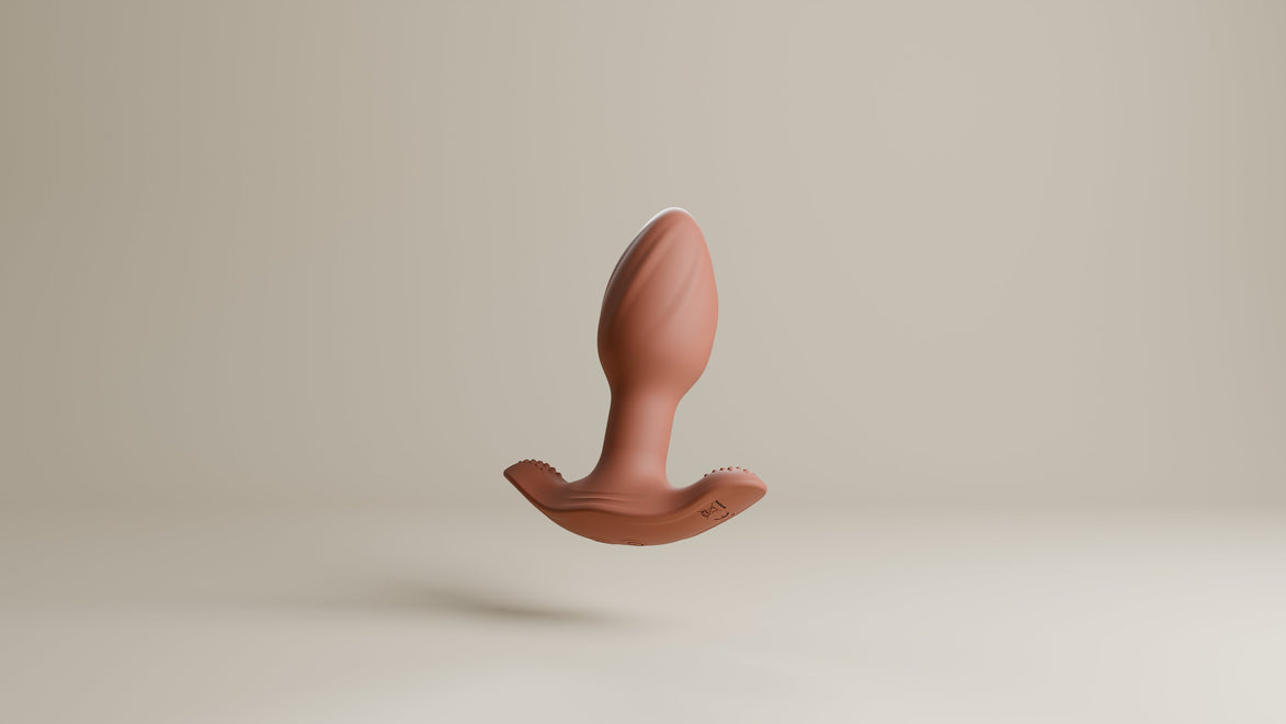Odes Euphora vibrerende buttplug in terracotta, schuin van voren met brede basis en afgeronde plugvorm