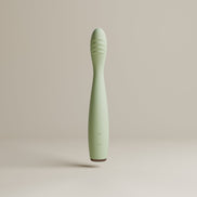 Odes Hush G-spot vibrator frontaal gefotografeerd, met smalle saliegroene body en subtiele pijlknoppen