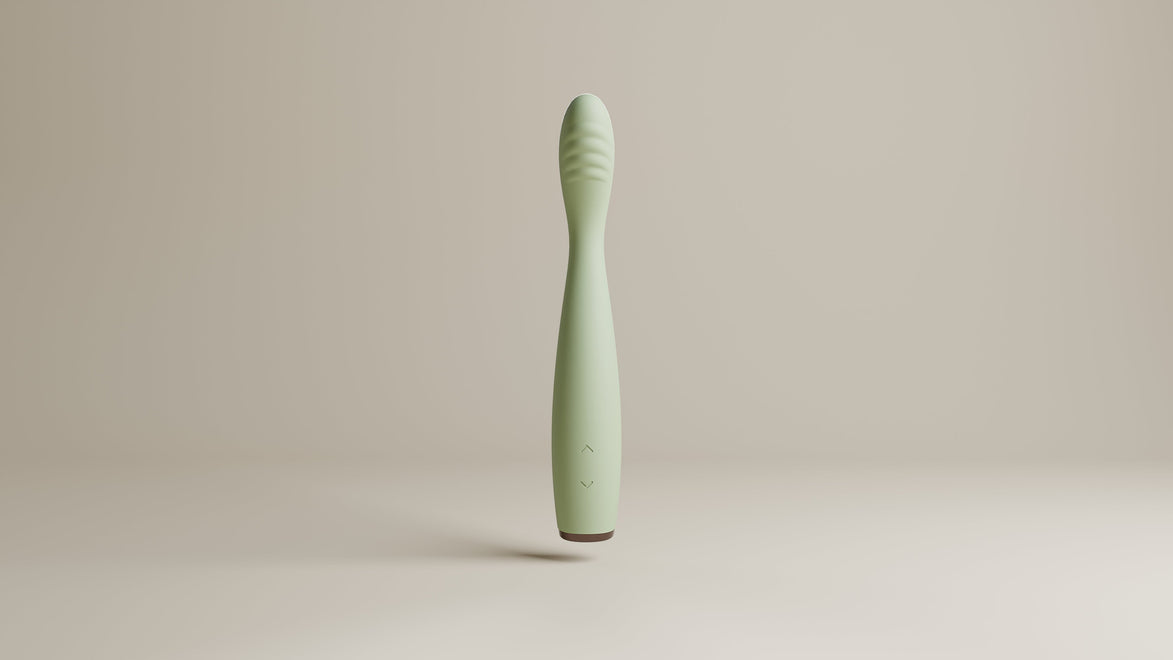 Odes Hush G-spot vibrator frontaal gefotografeerd, met smalle saliegroene body en subtiele pijlknoppen