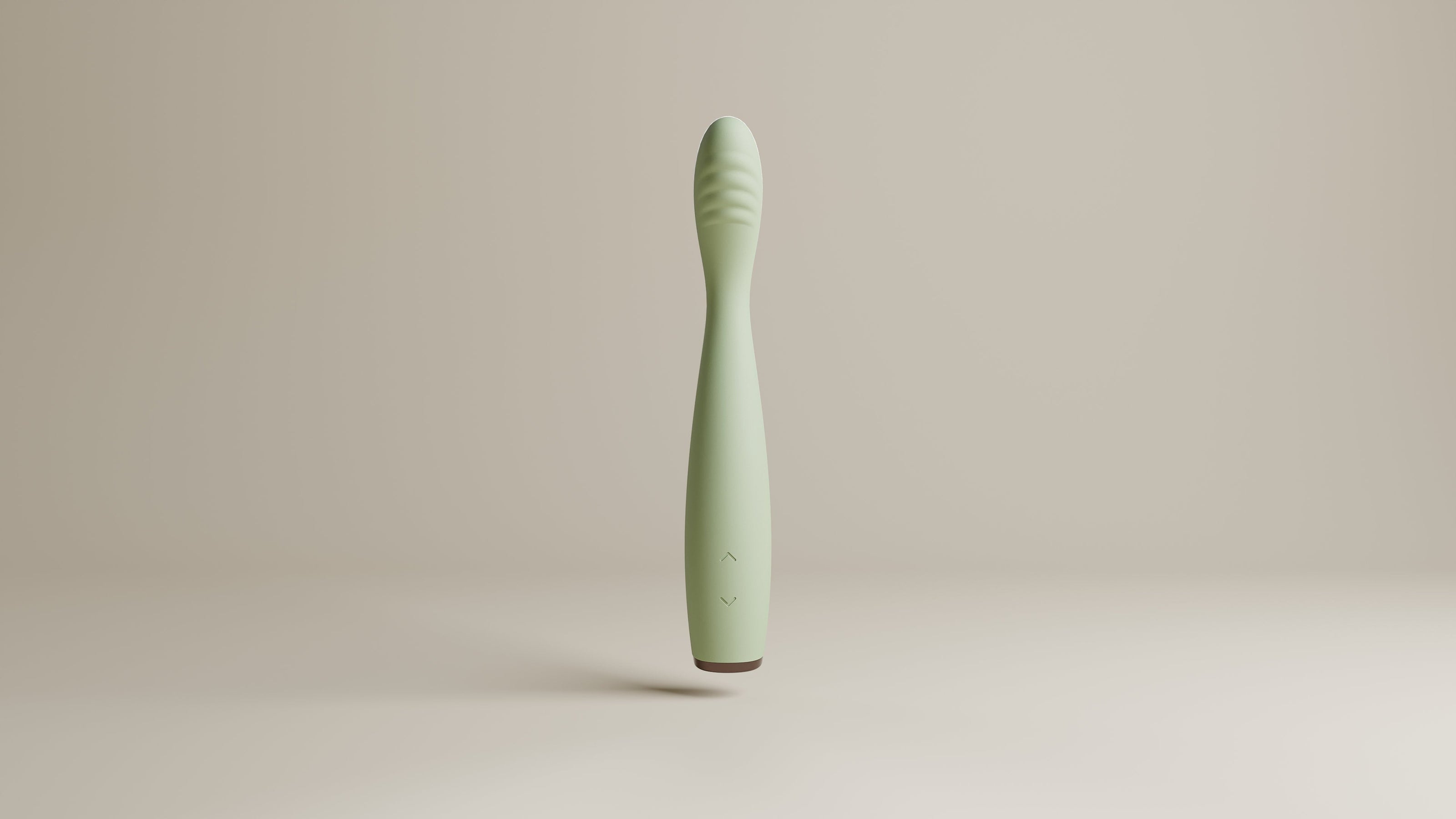 Odes Hush G-spot vibrator frontaal gefotografeerd, met smalle saliegroene body en subtiele pijlknoppen