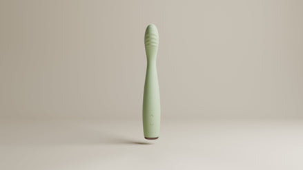 Odes Hush G-spot vibrator frontaal gefotografeerd, met smalle saliegroene body en subtiele pijlknoppen