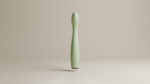 Odes Hush G-spot vibrator frontaal gefotografeerd, met smalle saliegroene body en subtiele pijlknoppen