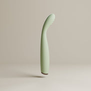 Saliegroene G-spot vibrator in slank zijprofiel, met licht gebogen schacht en geribbelde afgeronde kop