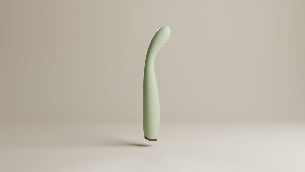 Saliegroene G-spot vibrator in slank zijprofiel, met licht gebogen schacht en geribbelde afgeronde kop