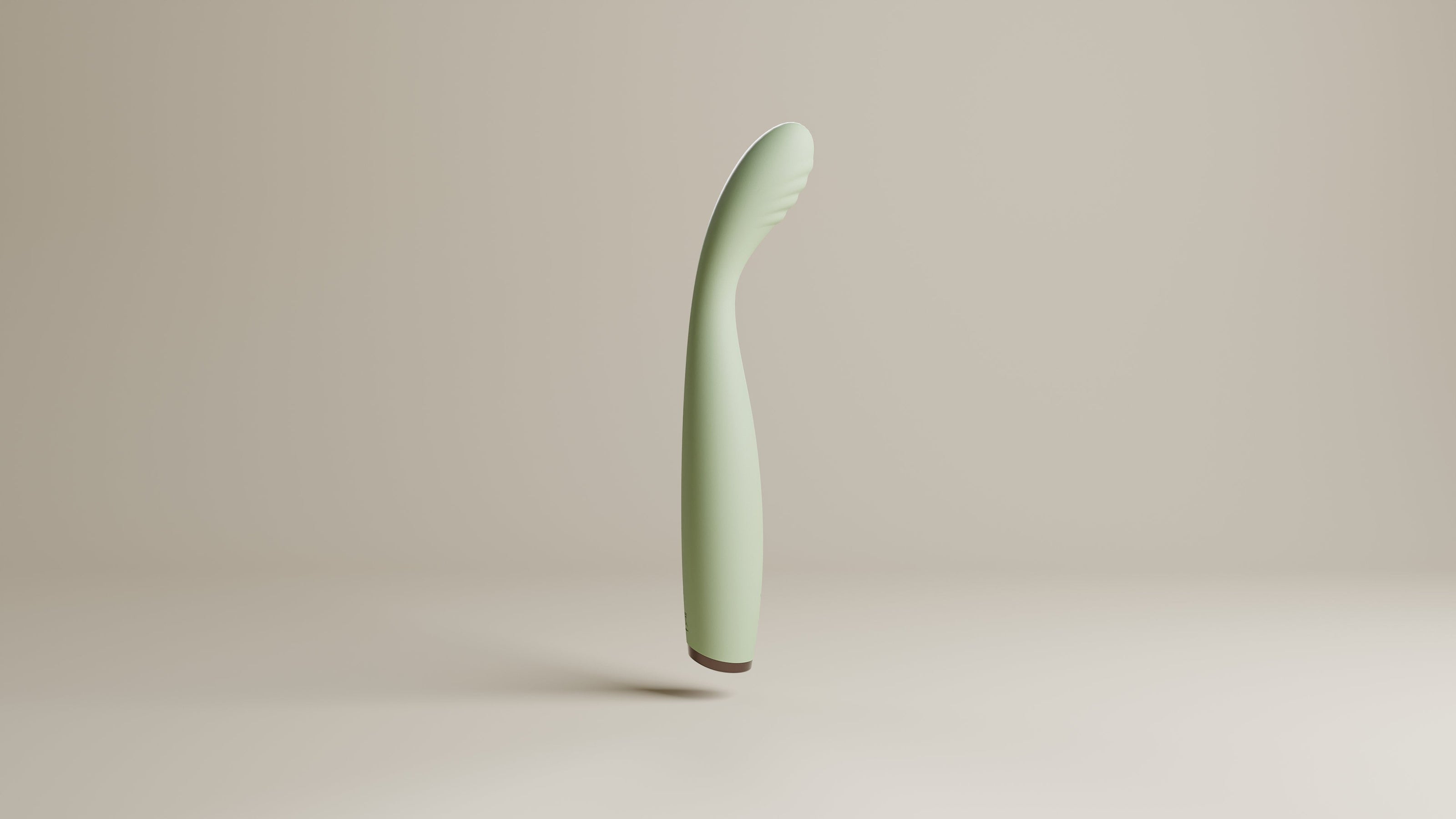 Saliegroene G-spot vibrator in slank zijprofiel, met licht gebogen schacht en geribbelde afgeronde kop