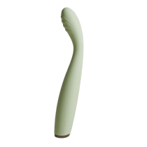 Saliegroene Odes Hush G-spot vibrator in zijaanzicht met slanke gebogen body, geribbelde top en bruine basis.