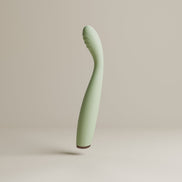 Odes Hush G-spot vibrator in saliegroen, zwevend in zijaanzicht met gebogen body en geribbelde top