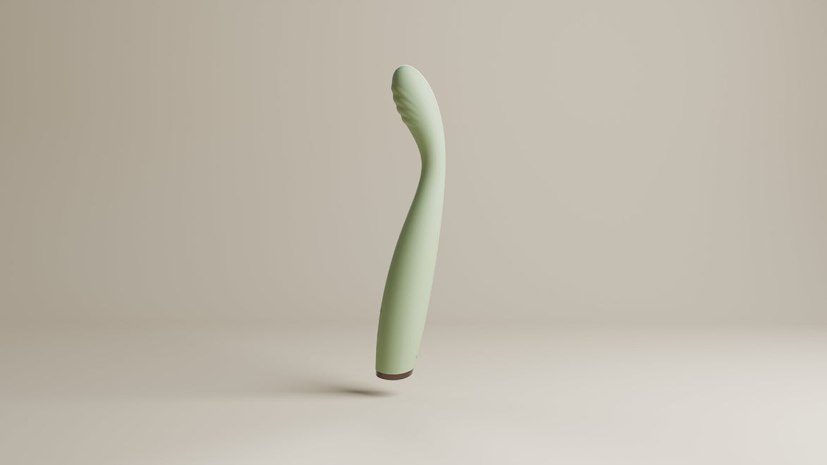 Odes Hush G-spot vibrator in saliegroen, zwevend in zijaanzicht met gebogen body en geribbelde top