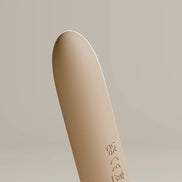 Close-up van beige Odes Intima Mini Bullet Vibrator met afgeronde top en subtiele markeringen op de body