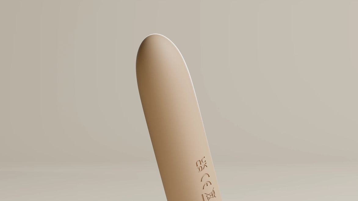 Close-up van beige Odes Intima Mini Bullet Vibrator met afgeronde top en subtiele markeringen op de body