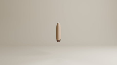 Odes Intima Mini Bullet Vibrator in beige, zwevend frontaal gefotografeerd met donker afgerond uiteinde