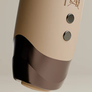 Detail van Odes Intima Mini Bullet Vibrator met donkere onderzijde, twee metalen laadpunten en matte beige afwerking