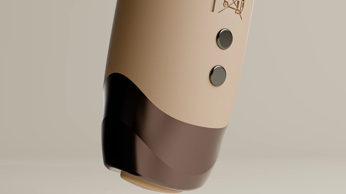 Detail van Odes Intima Mini Bullet Vibrator met donkere onderzijde, twee metalen laadpunten en matte beige afwerking