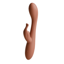 Terracotta Odes Lustra Tarzan vibrator in studio vooraanzicht met lange gebogen schacht en slanke zijarm.