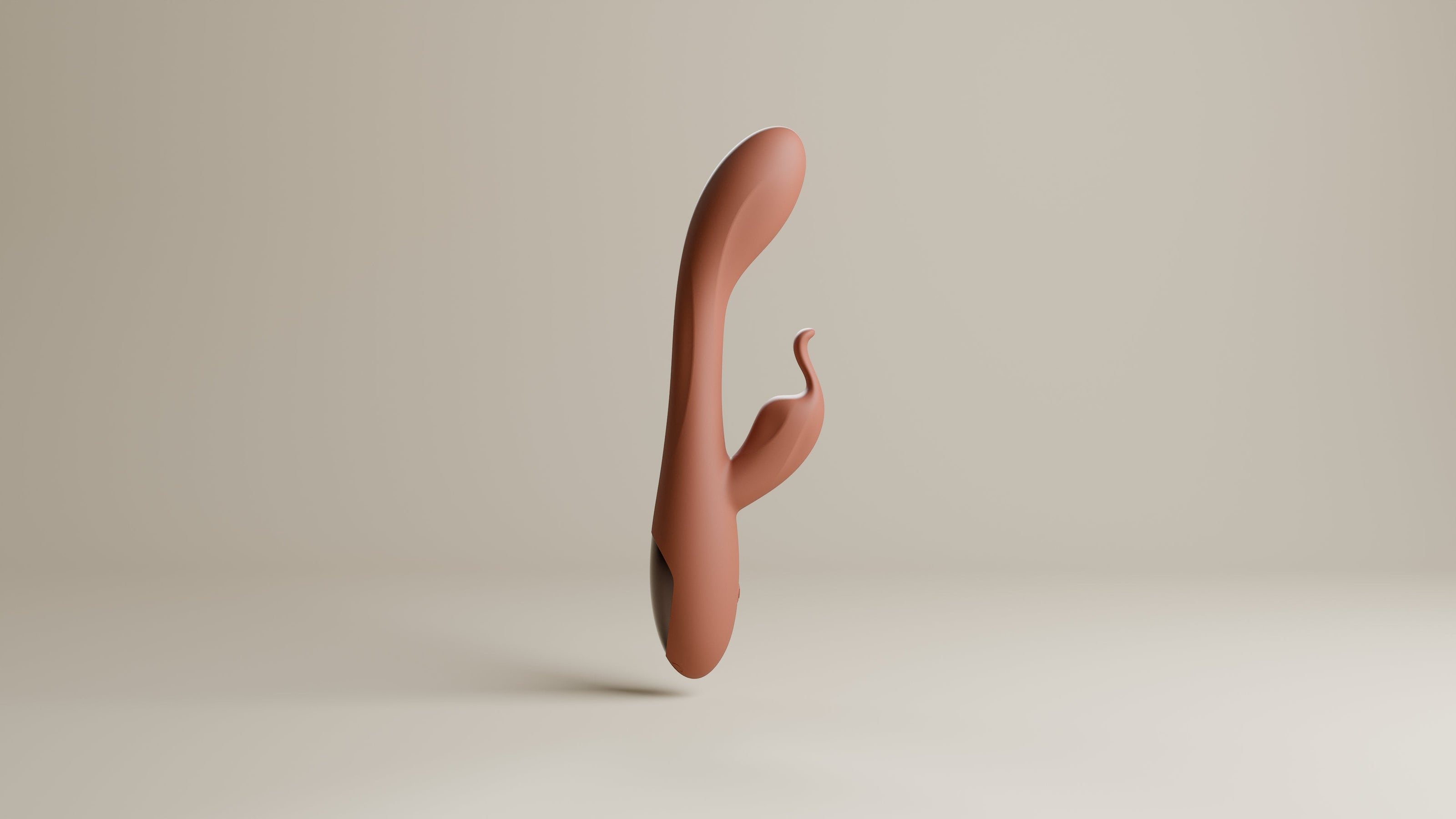 Odes Lustra Tarzan vibrator in terracotta vanuit zijaanzicht, met slanke boog en donker accent aan de basis