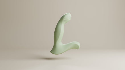 Odes Ombre prostaatvibrator in saliegroen, zwevend in zijaanzicht met gebogen vorm en geribbelde kop