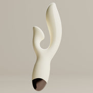 Odes Seduce Tarzan vibrator in crème wit, close-up van de gebogen dubbele vorm met gladde matte afwerking